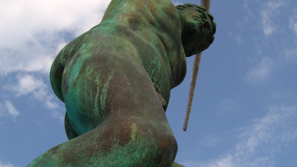 Escultura de Cándido Pazos sobre el fundador de la ciudad de Pontevedra.