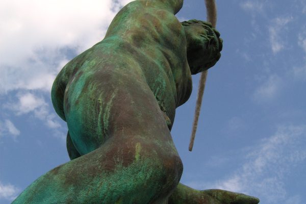 Escultura de Cándido Pazos sobre el fundador de la ciudad de Pontevedra.