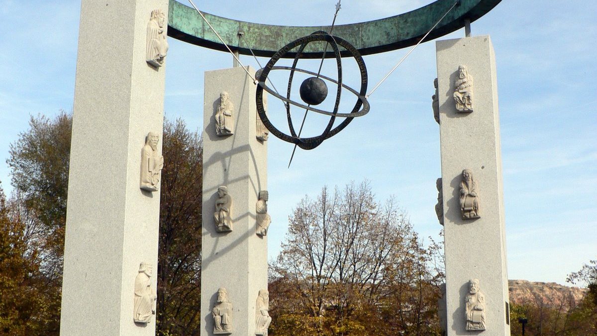 Escultura de Cándido Pazos que representa la figura de los 24 ancianos que aparecen en el libro del Apocalipsis.