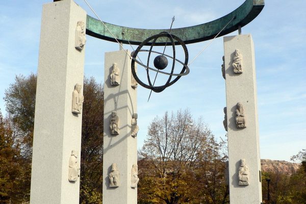 Escultura de Cándido Pazos que representa la figura de los 24 ancianos que aparecen en el libro del Apocalipsis.