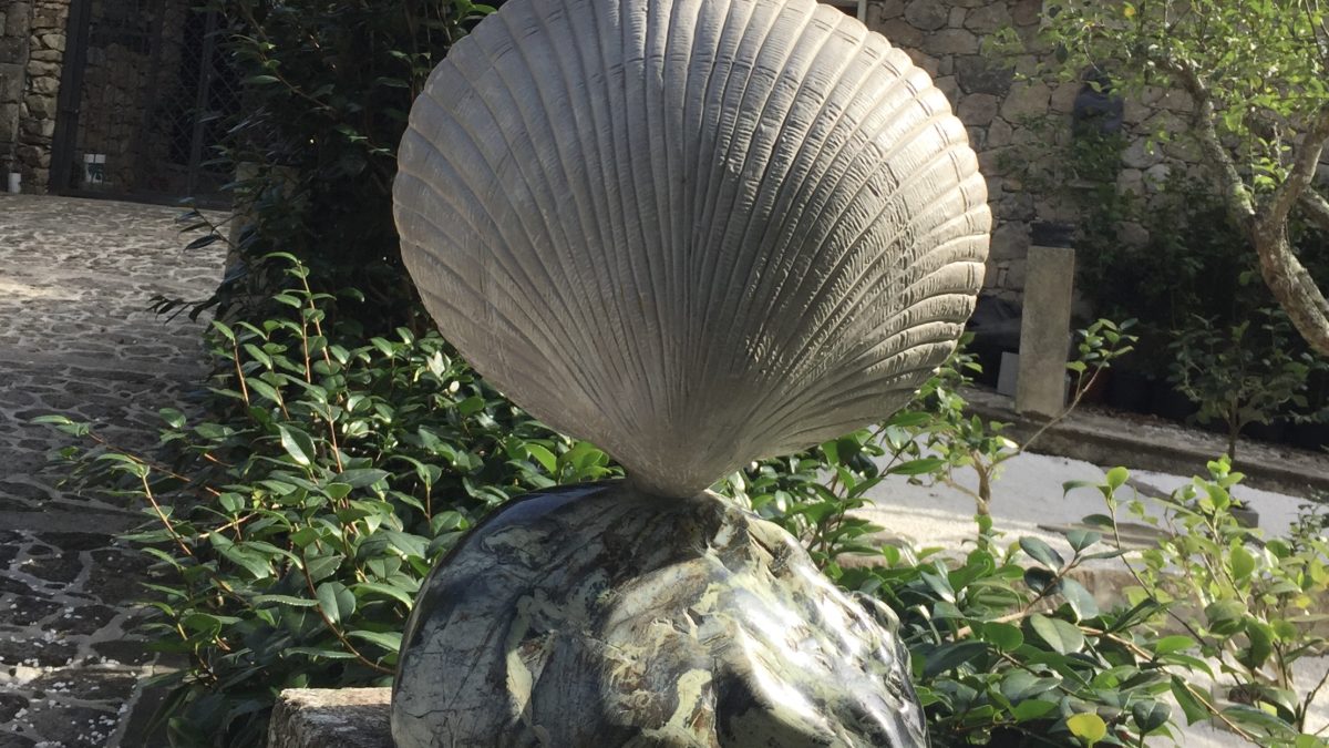 Escultura de Cándido Pazos sobre un berberecho, motor de la economía de la ría de Galicia.