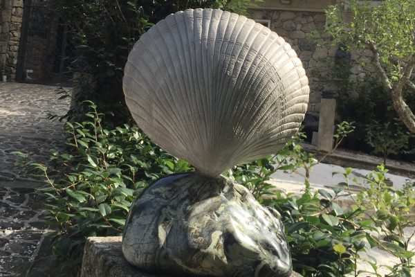 Escultura de Cándido Pazos sobre un berberecho, motor de la economía de la ría de Galicia.