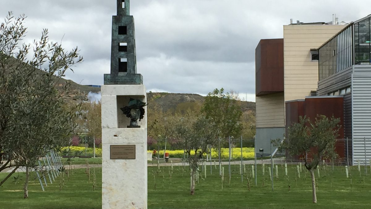 Escultura de Cándido Pazos que representa la espiritualidad del vino.