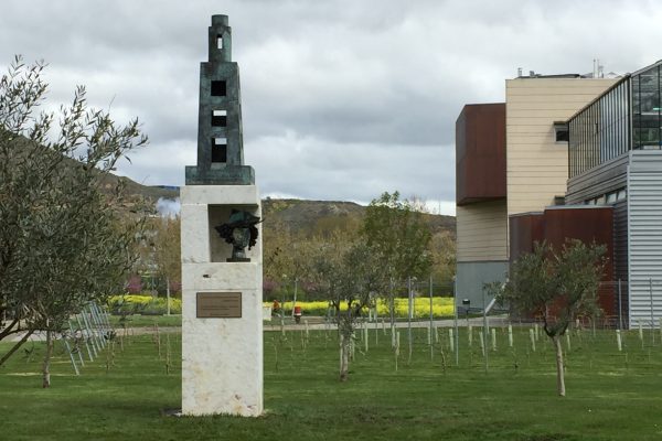 Escultura de Cándido Pazos que representa la espiritualidad del vino.