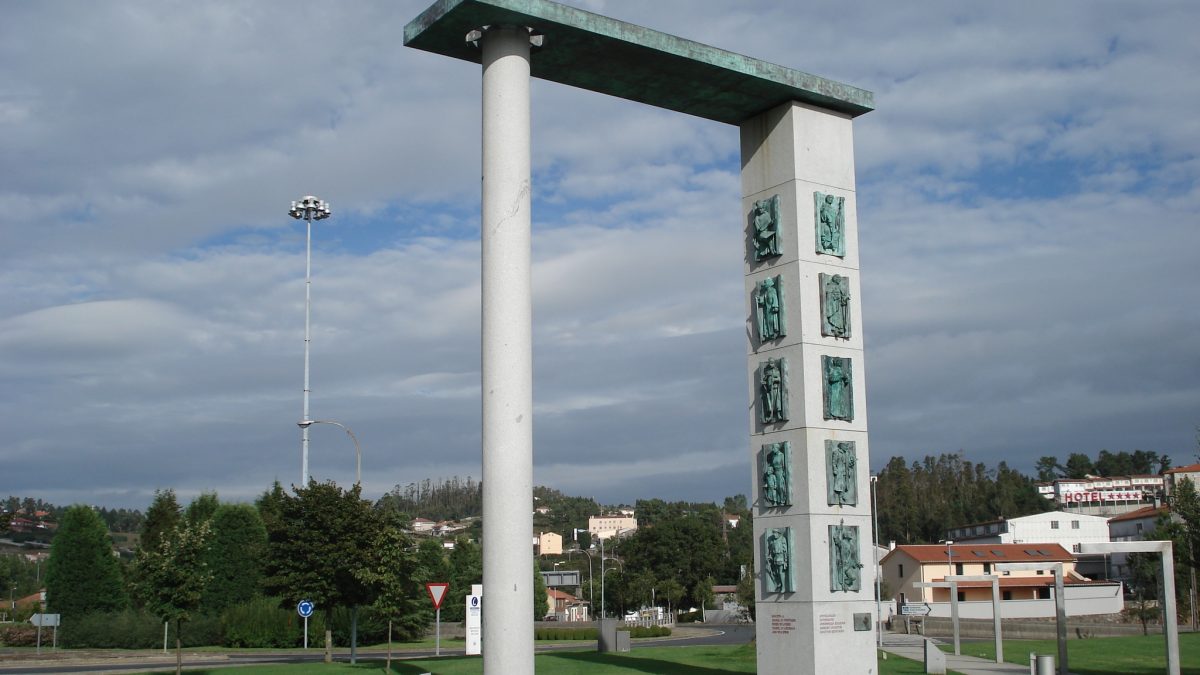 Escultura de Cándido Pazos que se alza en la entrada de Santiago de Compostela del Camino Francés.