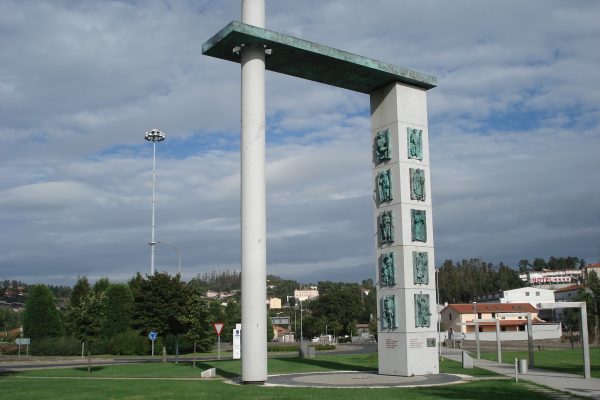 Escultura de Cándido Pazos que se alza en la entrada de Santiago de Compostela del Camino Francés.