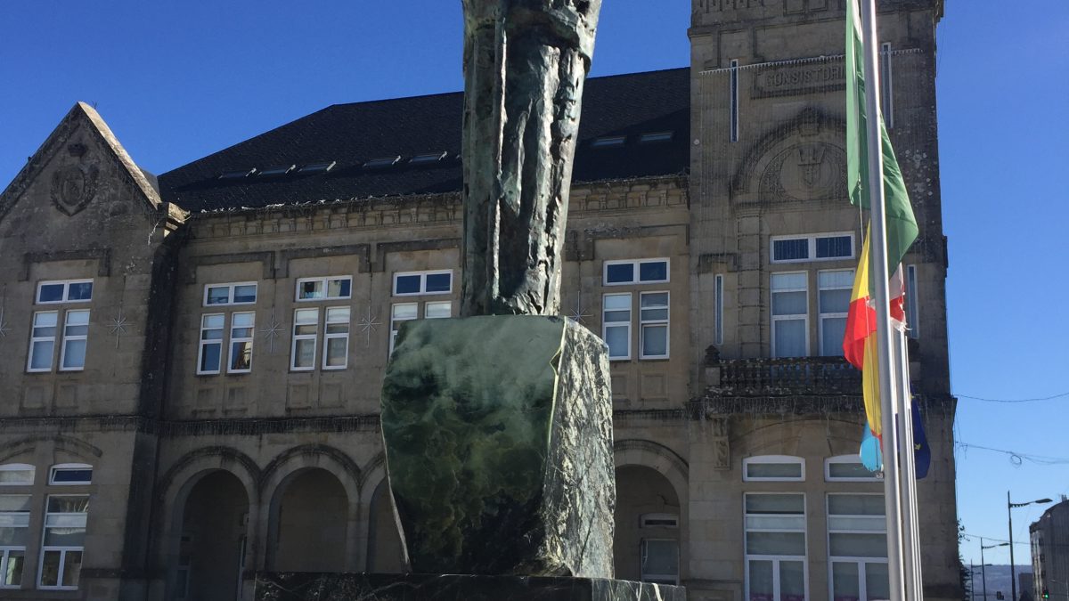 Escultura de Cándido Pazos sobre un peregrino que se ubica en A Estrada.