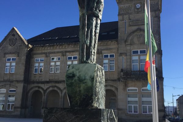 Escultura de Cándido Pazos sobre un peregrino que se ubica en A Estrada.