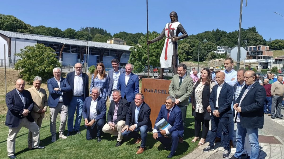 Escultura de Cándido Pazos sobre el caballero de Santiago, situado en Paradela.