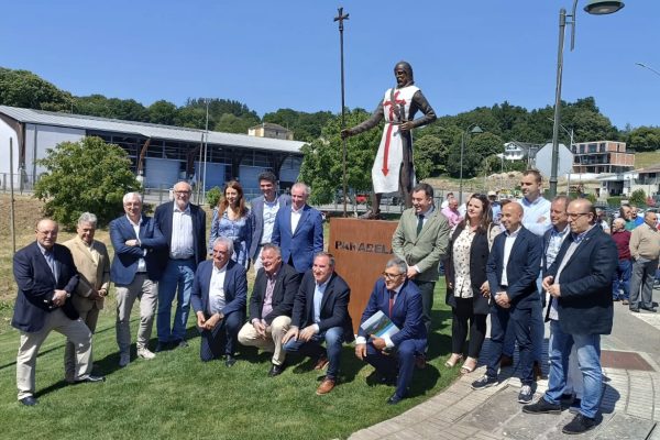 Escultura de Cándido Pazos sobre el caballero de Santiago, situado en Paradela.