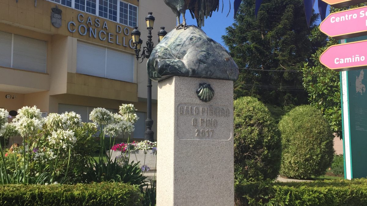 Escultura de Cándido Pazos sobre un gallo en O Pino.