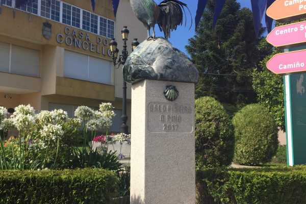 Escultura de Cándido Pazos sobre un gallo en O Pino.