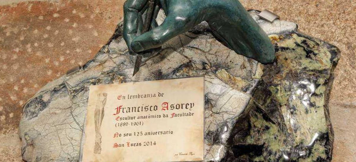 Homenaje a Francisco Asorey con una escultura realizada por Cándido Pazos.