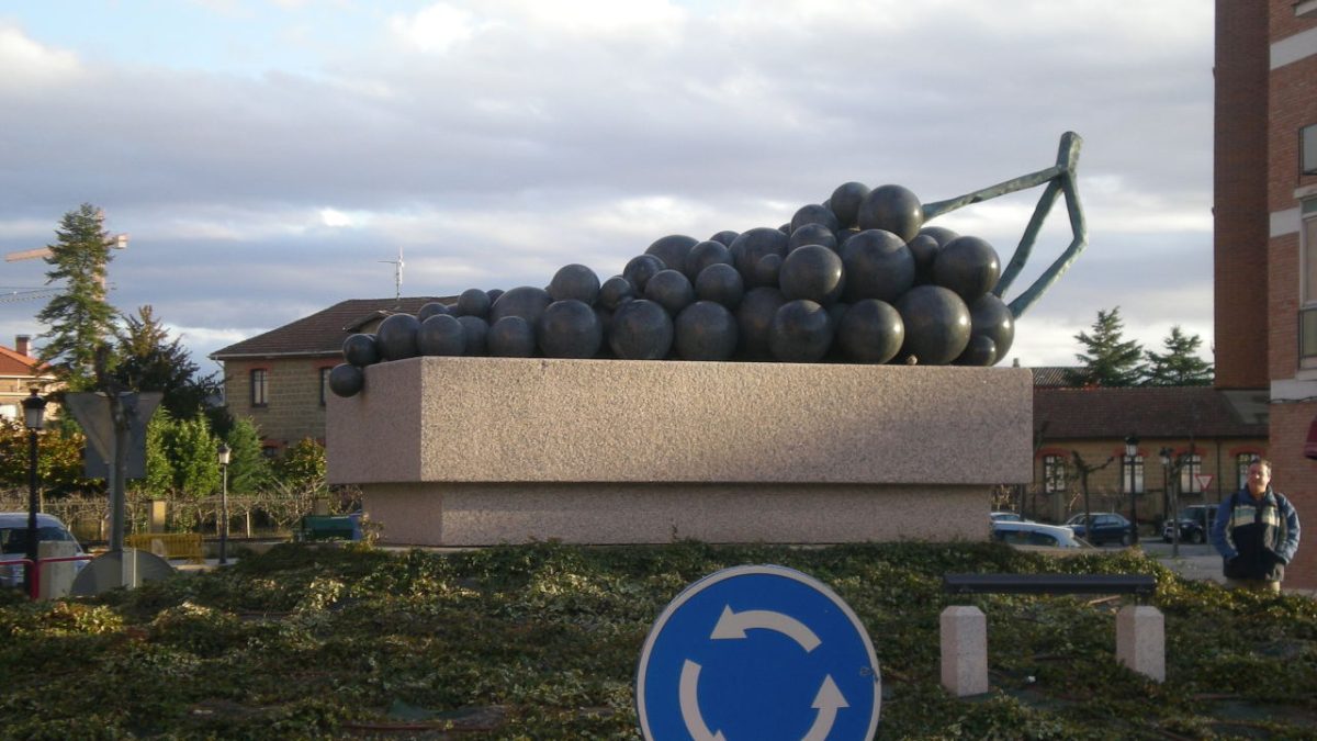 Escultura de Cándido Pazos sobre un racimo de uvas.