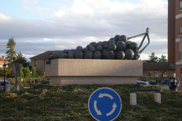 Escultura de Cándido Pazos sobre un racimo de uvas.