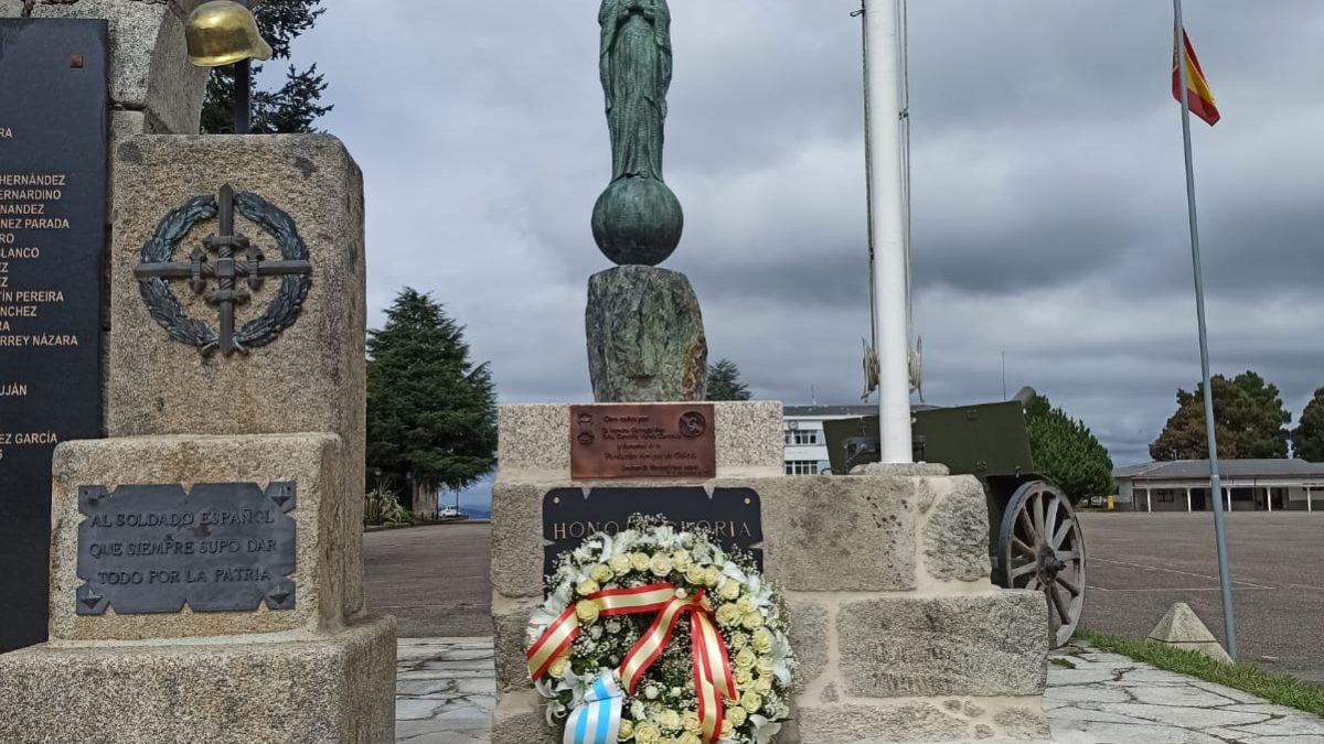 Escultura de Cándido Pazos sobre la Virgen Inmaculada para la brigada de Pontevedra.