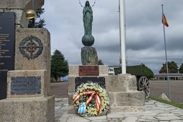 Escultura de Cándido Pazos sobre la Virgen Inmaculada para la brigada de Pontevedra.