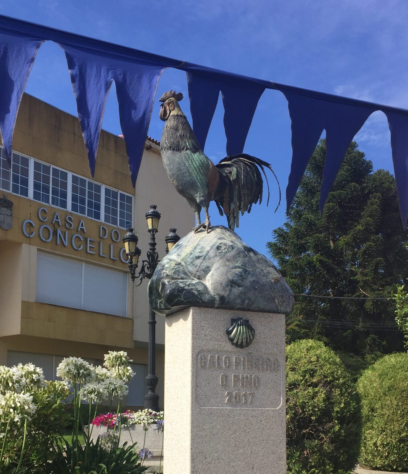 Escultura de Cándido Pazos sobre un gallo ubicado en O Pino.