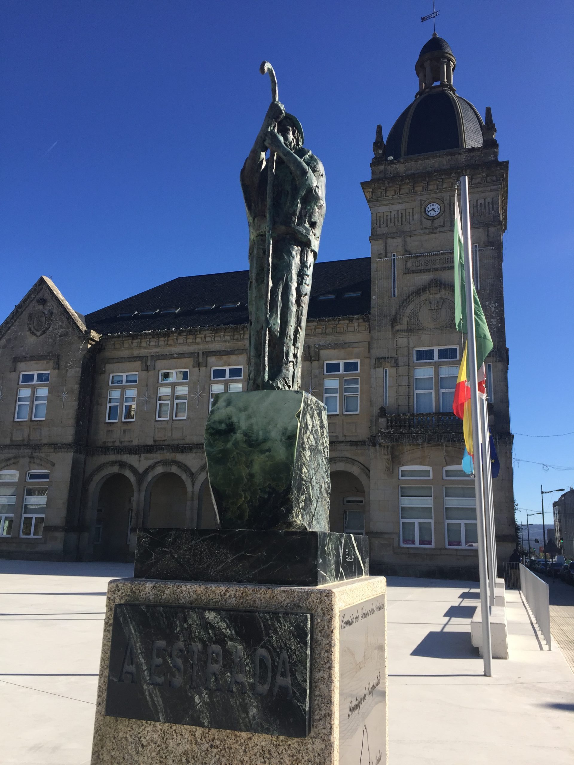 Escultura de Cándido Pazos sobre un peregrino que recorre el camino luso de Braga a Santiago por el interior, ubicada en A Estrada.