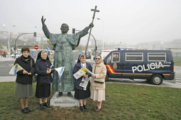 Escultura de Cándido Pazos sobre el Papa Benedicto XVI que le rinde homenaje por visitar Santiago como peregrino.