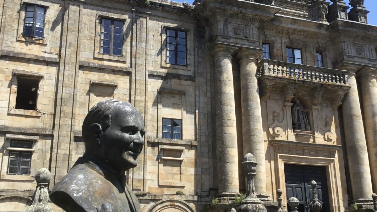 Escultura realizada por Cándido Pazos en homenaje al Papa Juan Pablo II.