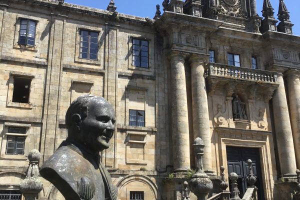 Escultura realizada por Cándido Pazos en homenaje al Papa Juan Pablo II.