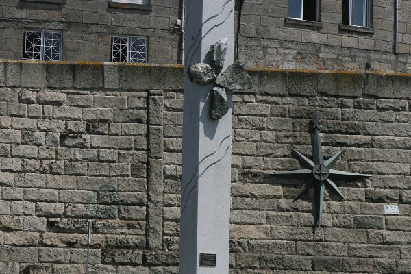 Monumento realizado por Cándido Pazos para rendir homenaje a los marineros muertos y desaparecidos.