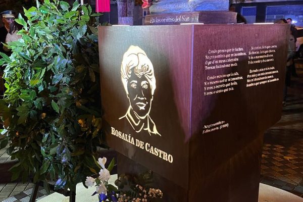 Homenaje a Rosalía de Castro con una escultura realizada por Cándido Pazos.