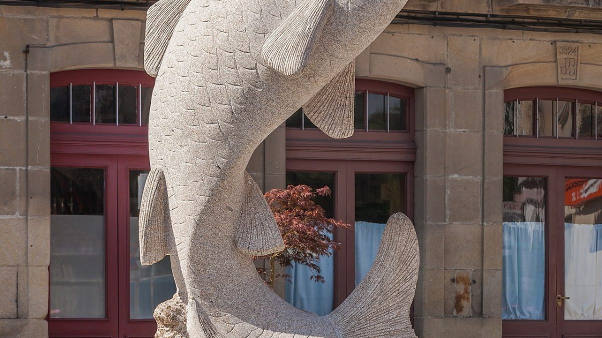 Estatua de Cándido Pazos sobre el salmón, fiesta gastronómica de A Estrada.