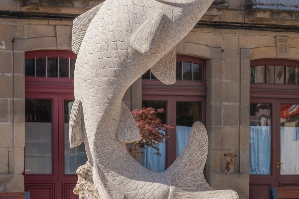 Estatua de Cándido Pazos sobre el salmón, fiesta gastronómica de A Estrada.