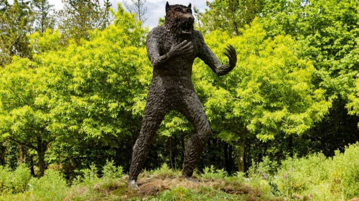 Escultura de Cándido Pazos que representa la figura del hombre lobo.