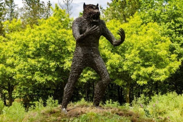 Escultura de Cándido Pazos que representa la figura del hombre lobo.